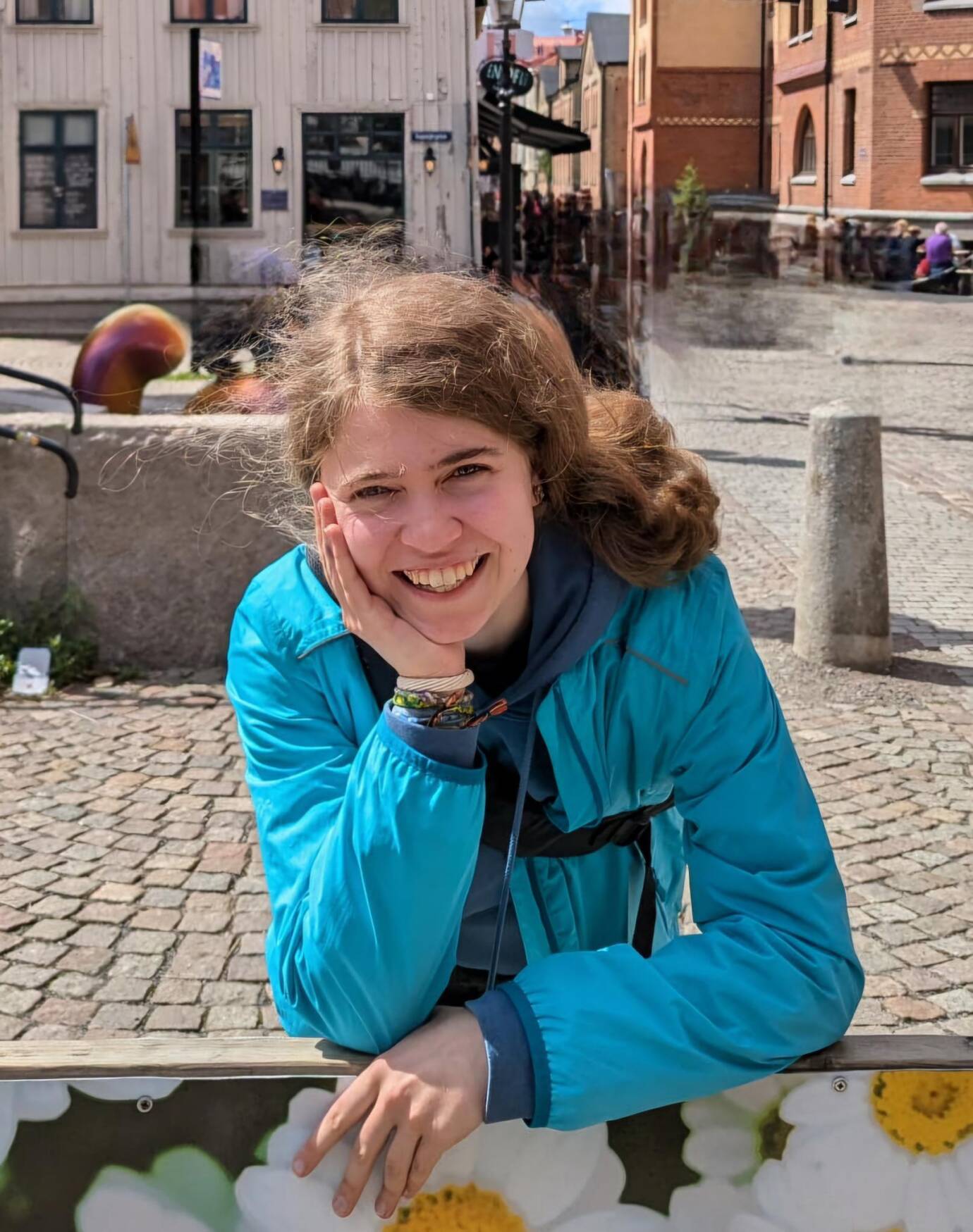 Person lächelt in einer sonnigen Stadt