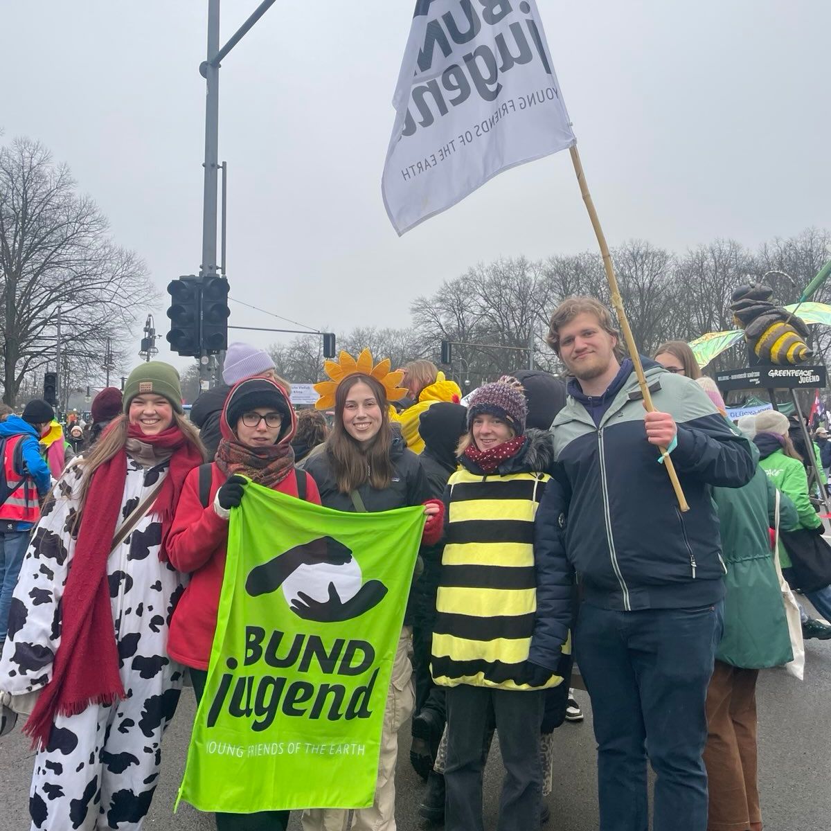 Personen mit BUND-Jugend-Flagge auf einer Demonstration.