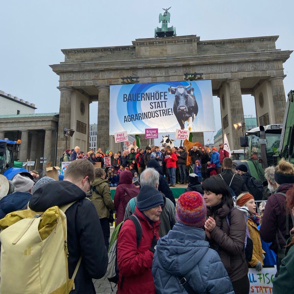 Protest am Brandenburger Tor gegen Agrarindustrie.