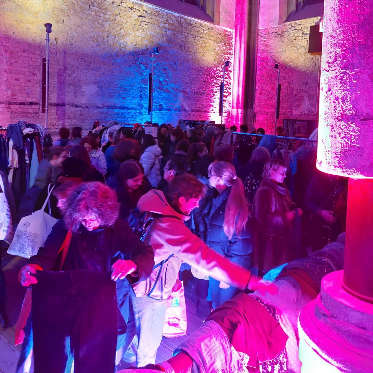 Kleidertauschparty bei fairer Woche