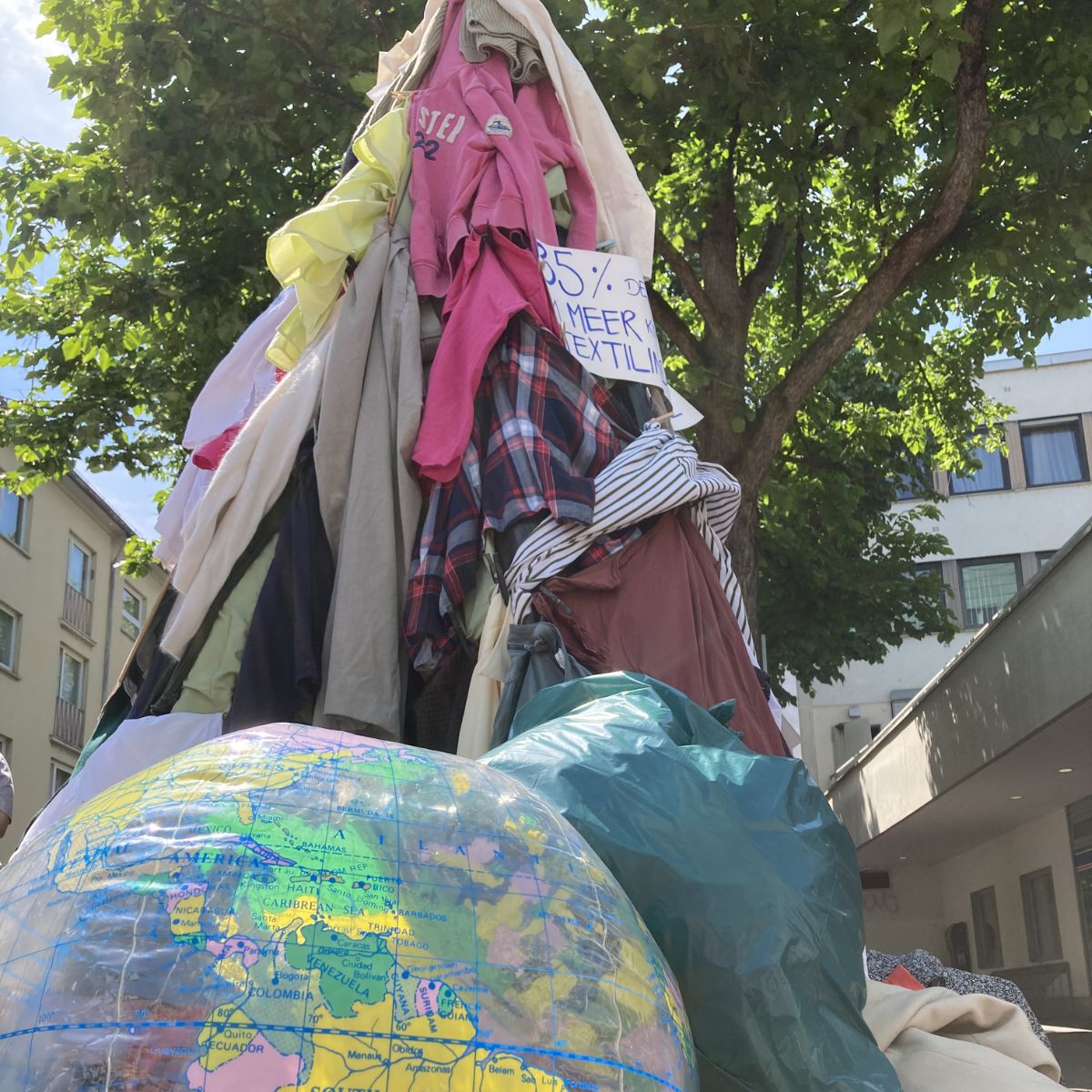 Protest zu Fast Fashion mit Altkleiderberg in Mainzer Innenstadt