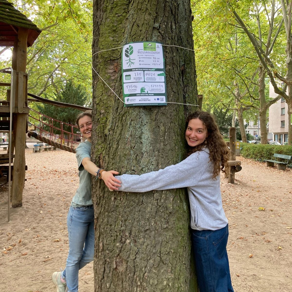 BUNDjugend umarmt Rosskastanie am European Treetag Day 2026