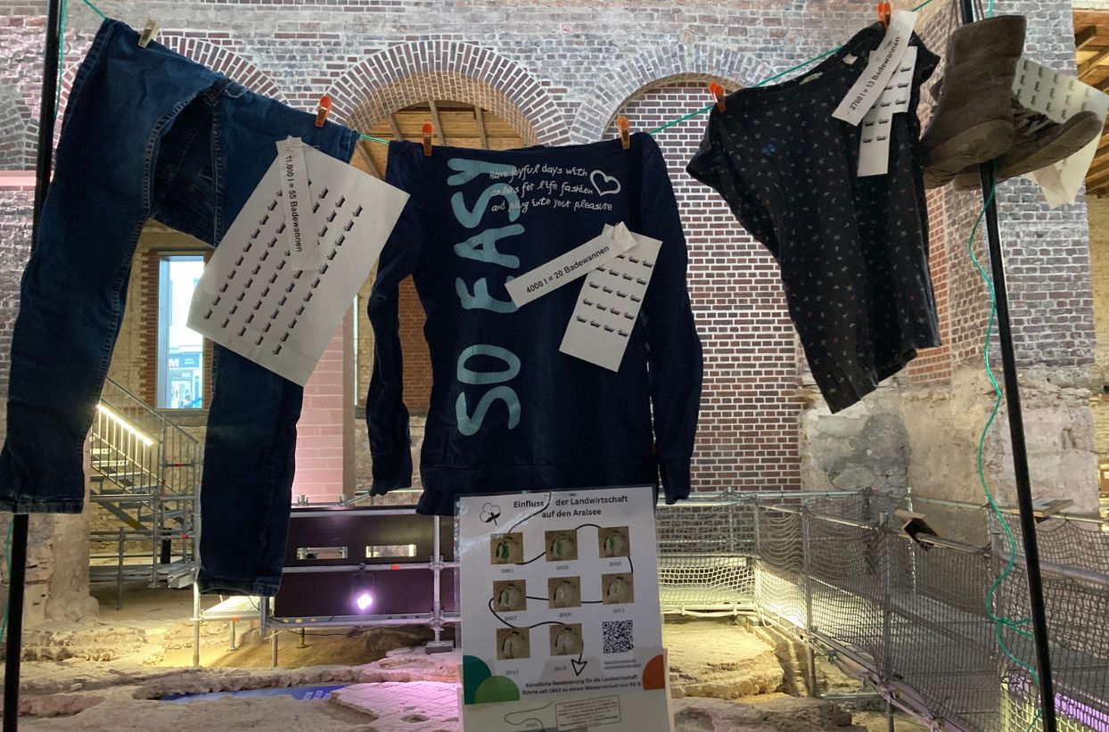 Teil einer Ausstellung zu Fast Fashion der BUNDjugend Rheinland-Pfalz