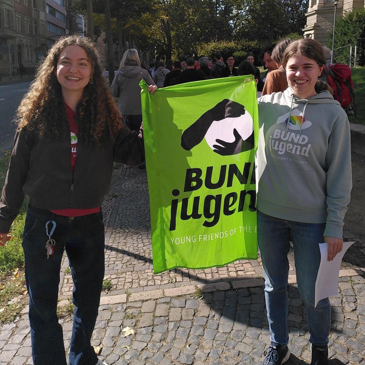 BUNDjugend RLP bei Menschenkette für die Erhaltung unserer Lebensgrundlage - mit BUNDjugend Fahne