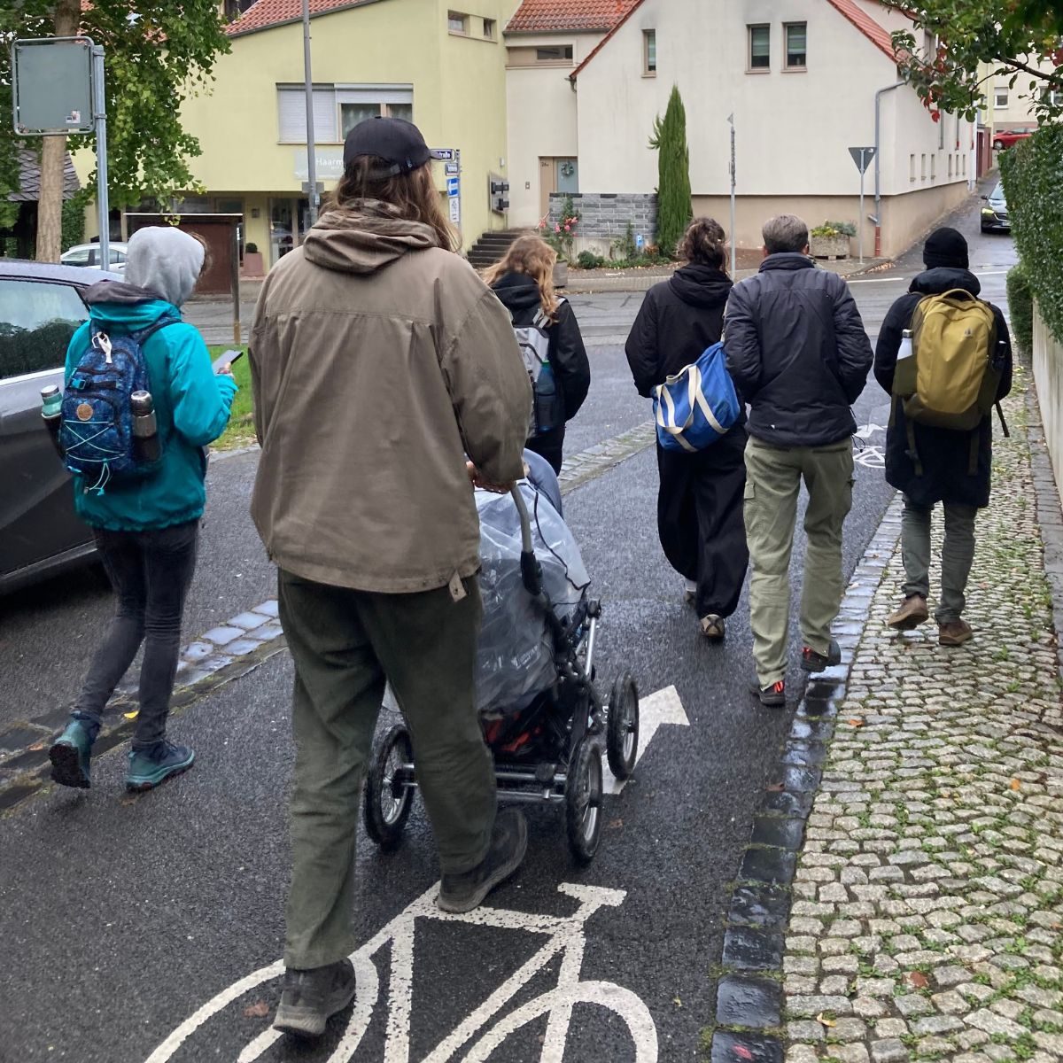 Foto von spazierenden Menschen in einem Ort